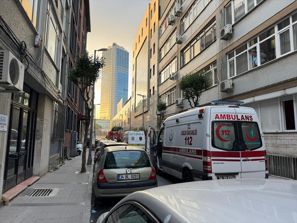 Şişli'de 5 katlı binada çıkan yangında 80 yaşındaki kadın hayatını kaybetti. Yangın, itfaiye...