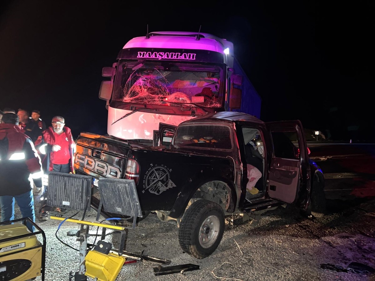 Sivas'ın İmranlı ilçesinde tır ile pikabın çarpıştığı kazada 1 kişi hayatını...