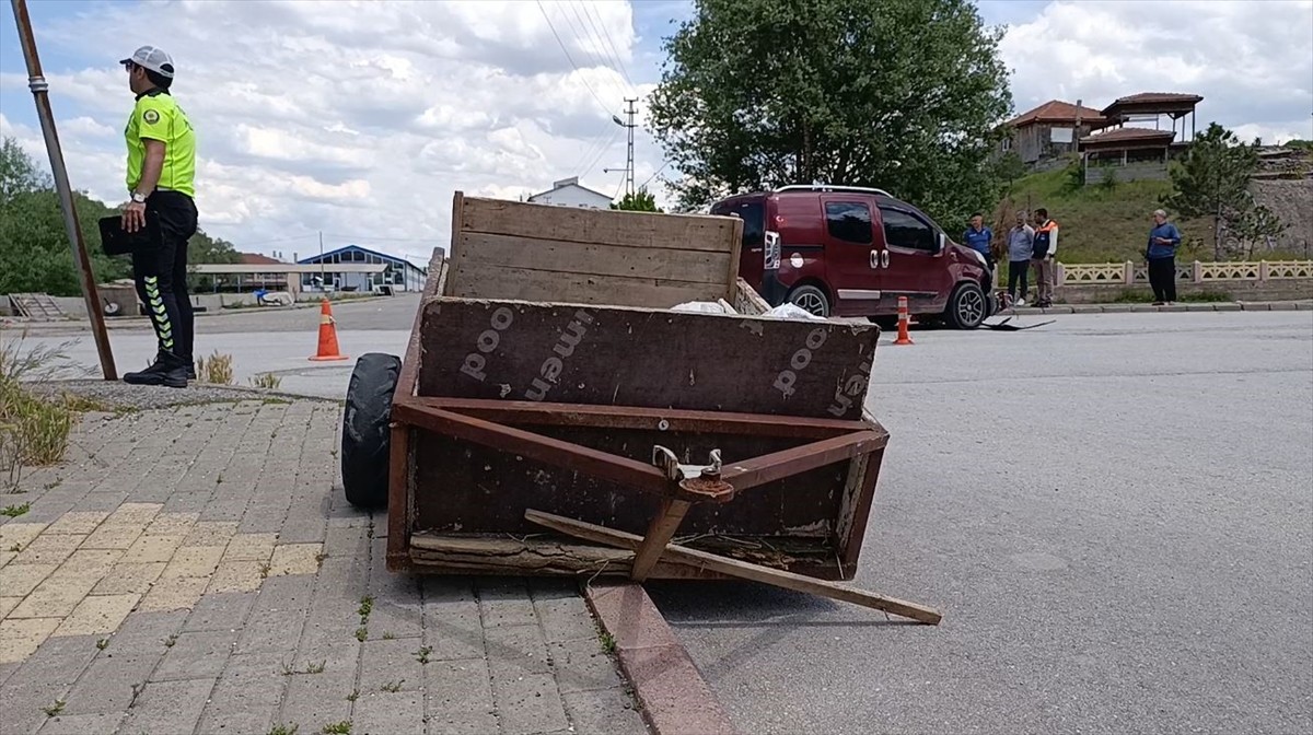 Sivas'ın Şarkışla ilçesinde hafif ticari araç ile motosikletin çarpışması sonucu 7 kişi...