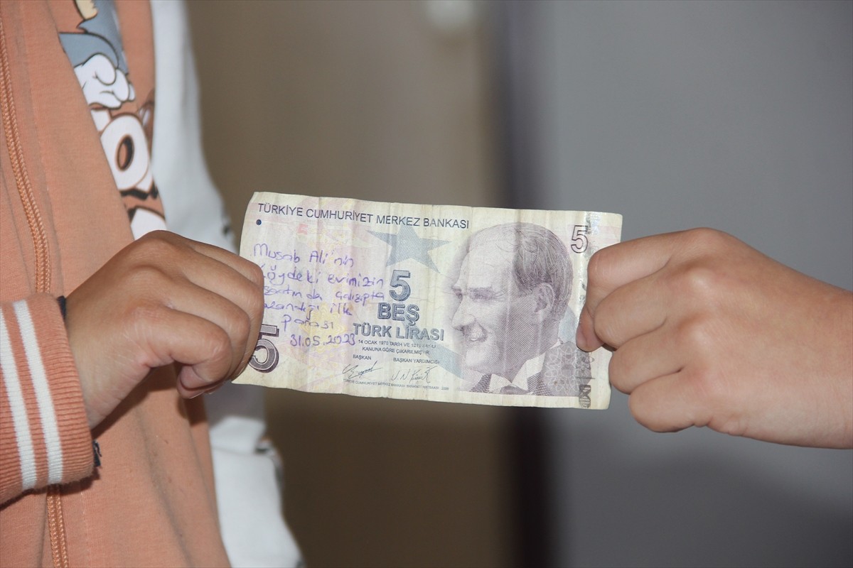 Sivas'ın Zara ilçesinde ilkokul öğrencisi Zehra Özel (solda), alışverişin ardından kantinden...