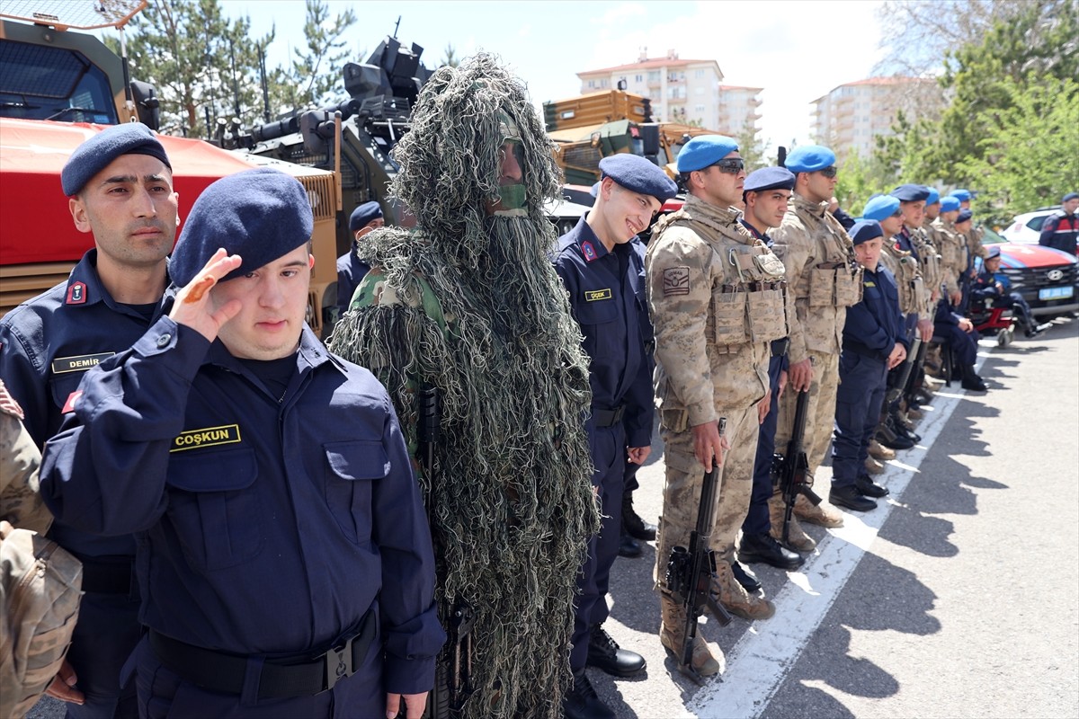 Sivas'ta 9 zihinsel ve bedensel engelli, "Temsili Askerlik Uygulaması" kapsamında düzenlenen...