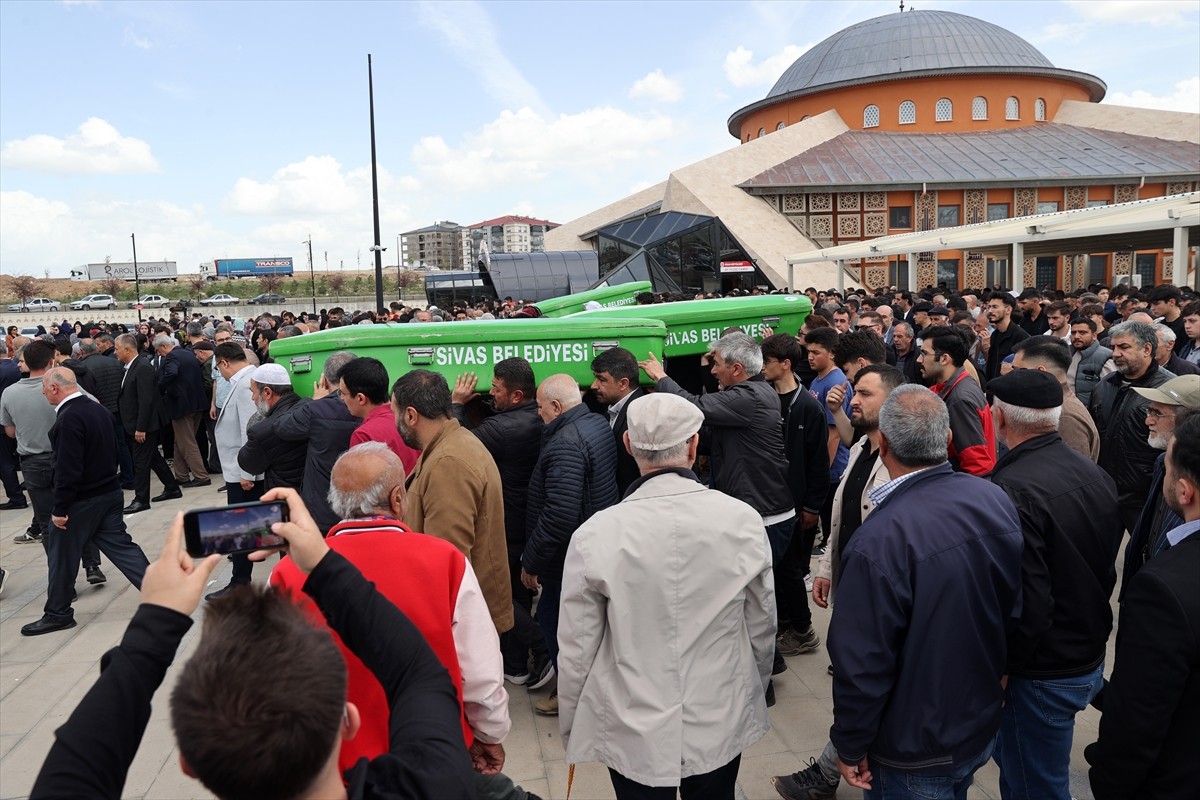 Sivas'ta evlerinde bıçaklanarak öldürülen Umutcan (22) ve kardeşi Melisa Şimşek'in (16) cenazeleri...