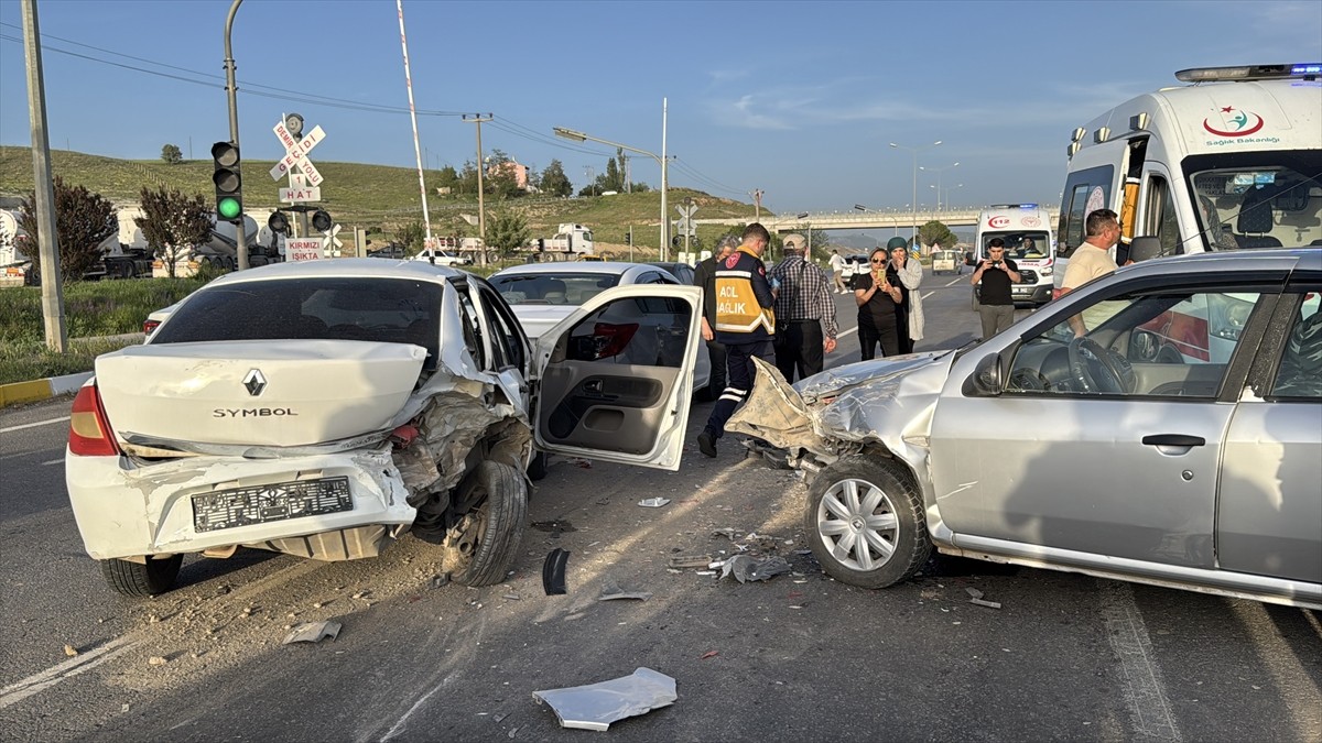 Sivas'ta meydana gelen zincirleme trafik kazasında 4 kişi yaralandı.