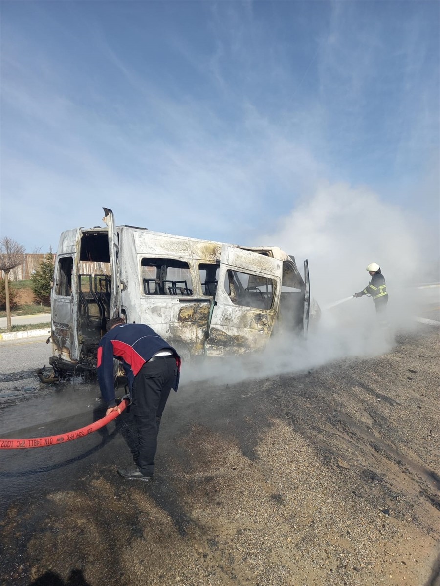 Sivas'ta seyir halindeki servis minibüsünde çıkan yangın itfaiye ekiplerince söndürüldü. İhbar...