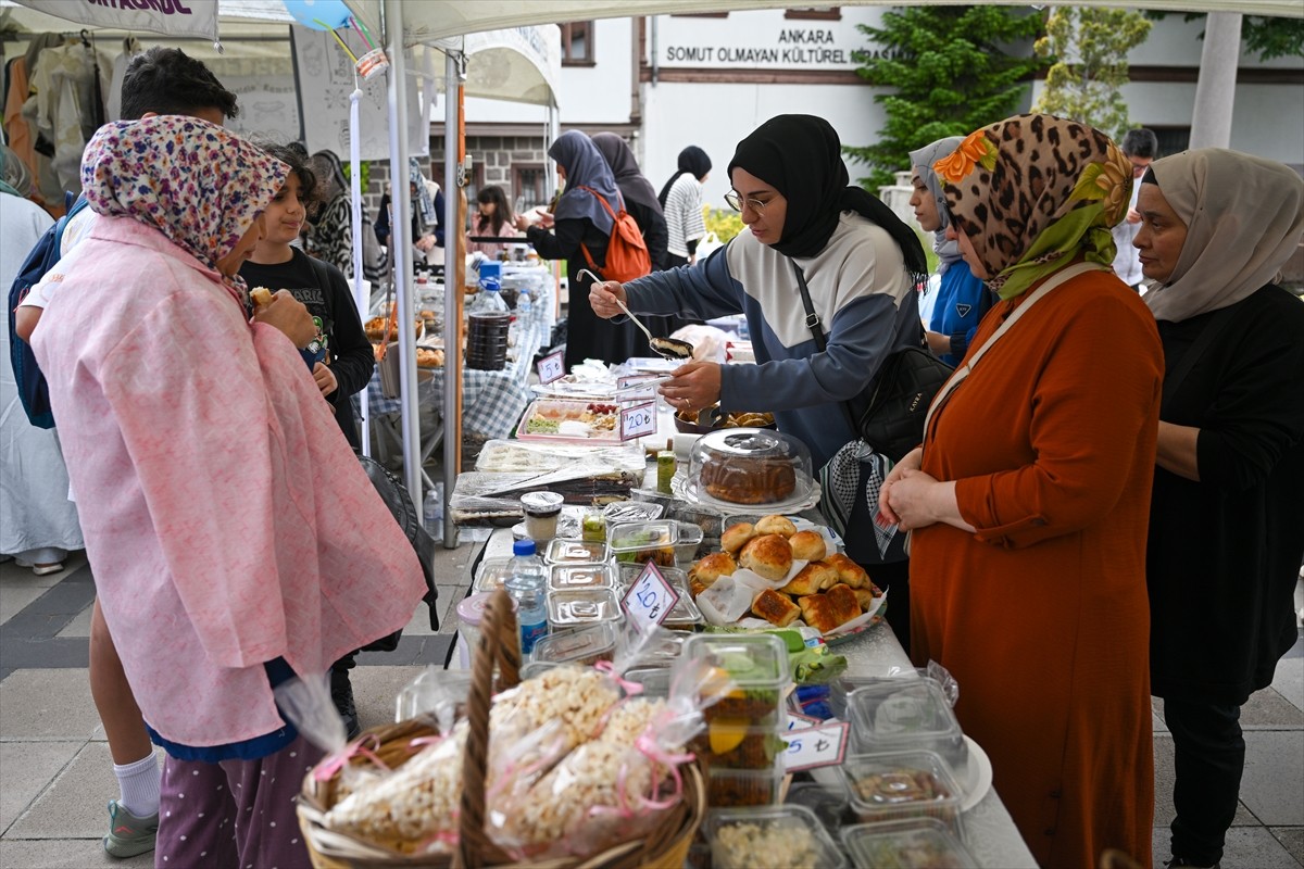 STK'larda Kadın Birliği Platformu (KABİP) öncülüğünde başkentte açılan "Hayır Çarşısı"ndan elde...