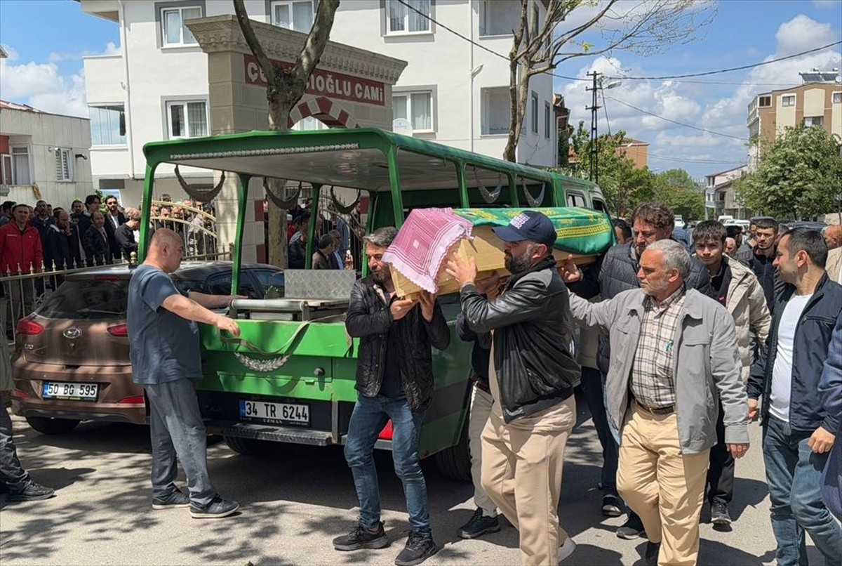 Sultanbeyli'de hafif ticari aracın üzerinden geçmesi sonucu hayatını kaybeden 4 yaşındaki kız...