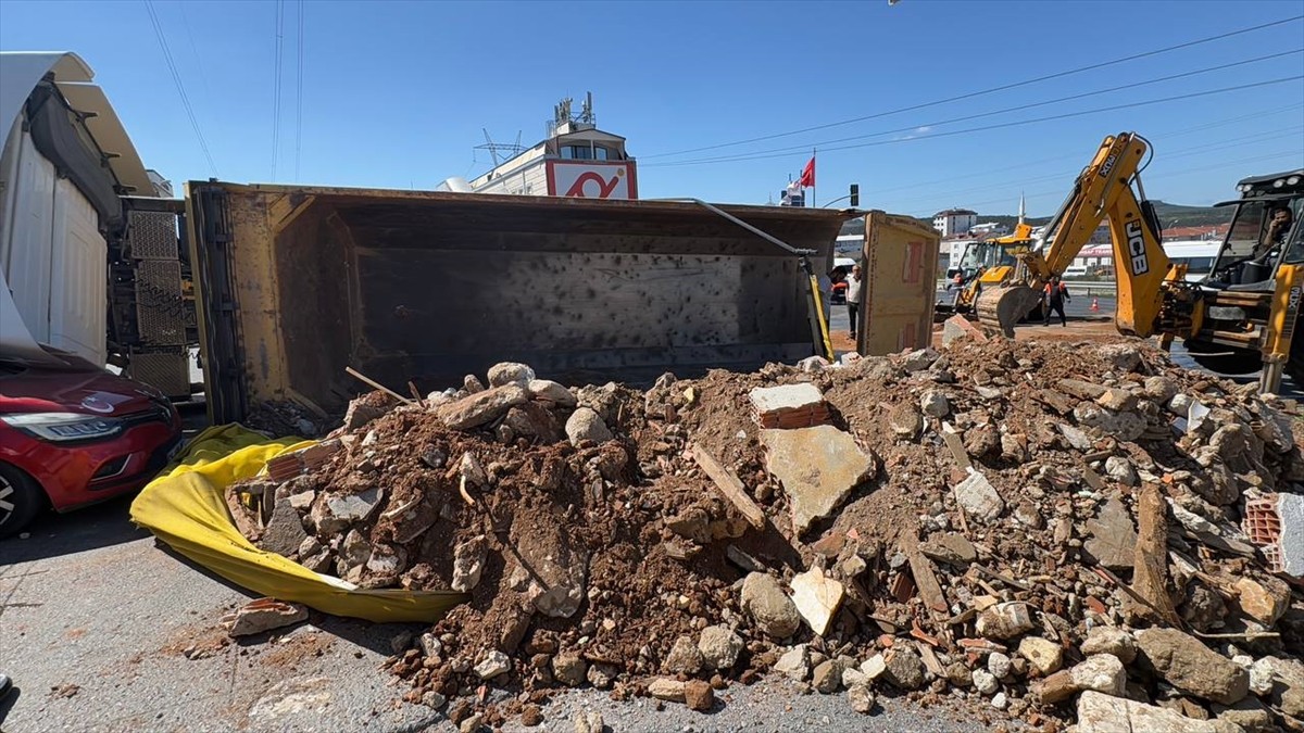 Sultanbeyli'de hafriyat kamyonu sürücü kursu otomobilinin üzerine devrildi. İhbar üzerine olay...