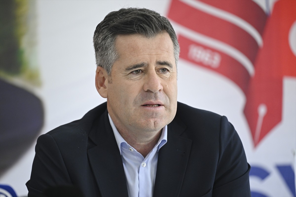 Süper Lig'e yükselen Gençlerbirliği'nin teknik direktörü Hüseyin Eroğlu (sağda) ve sportif...