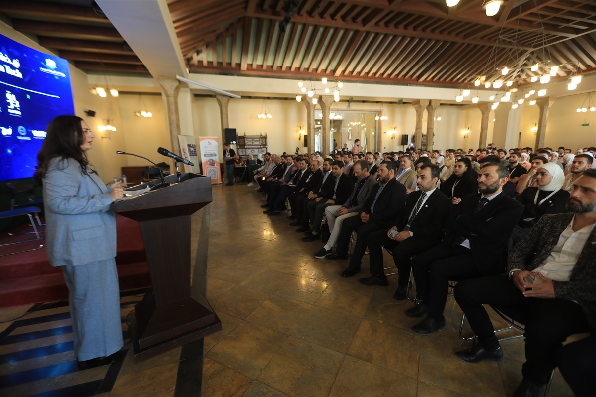 Suriye'nin başkenti Şam'da düzenlenen "Nahdatek" teknoloji ve eğitim kampında çeşitli ülkelerden...
