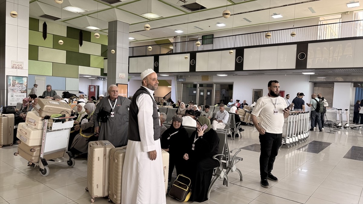 Suriye'nin başkenti Şam'da hacı adaylarının ilk kafilesi kutsal topraklara doğru yola çıktı. Baas...