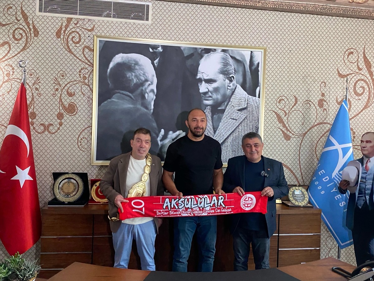 Tarihi Kırkpınar Yağlı Güreşleri'nde 4 kez altın kemer kazanan başpehlivan Ali Gürbüz, Antalya'nın...