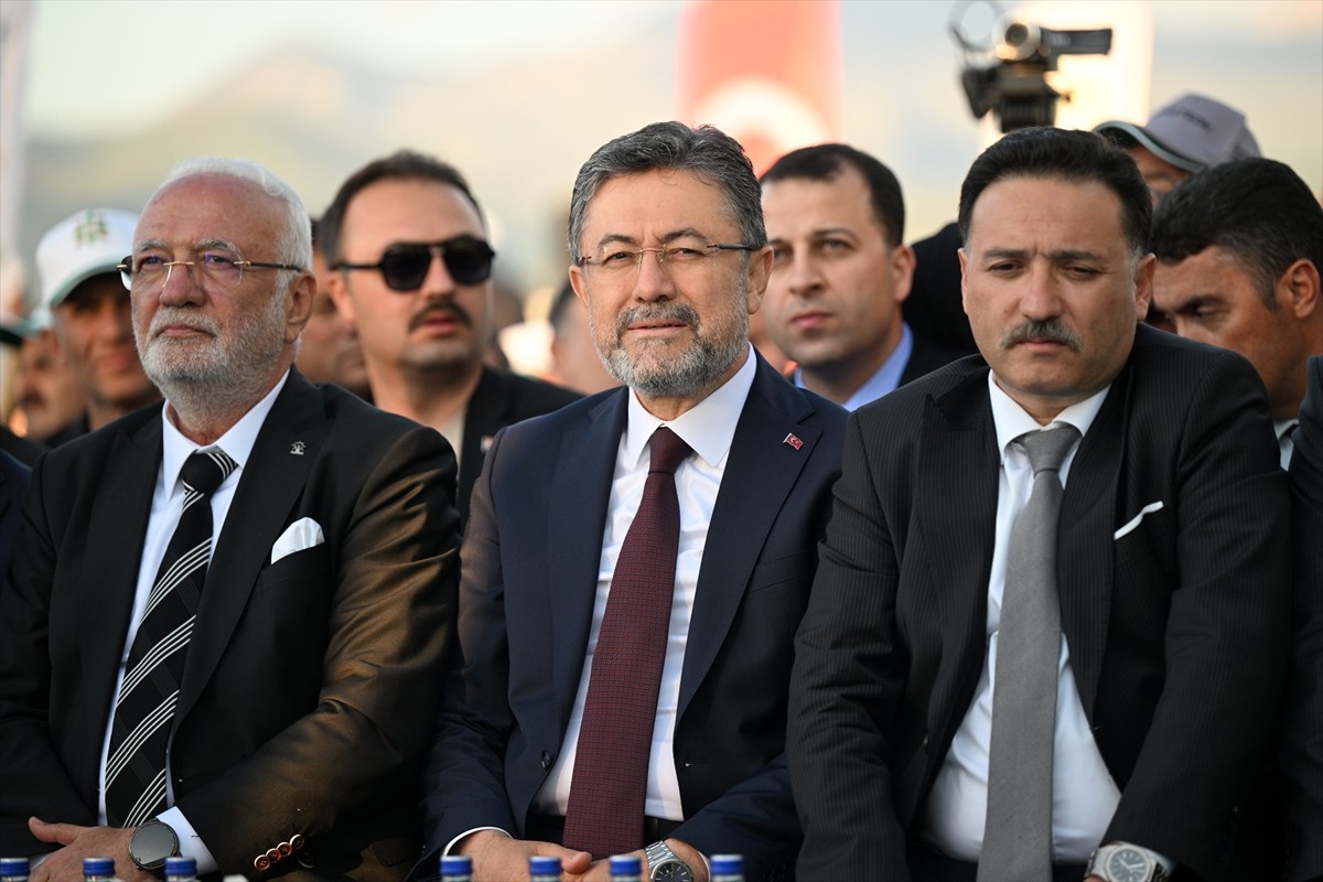 Tarım ve Orman Bakanı İbrahim Yumaklı (ortada), Kayseri Şeker Pandoğa Gebe Düve Üretim Tesisleri...