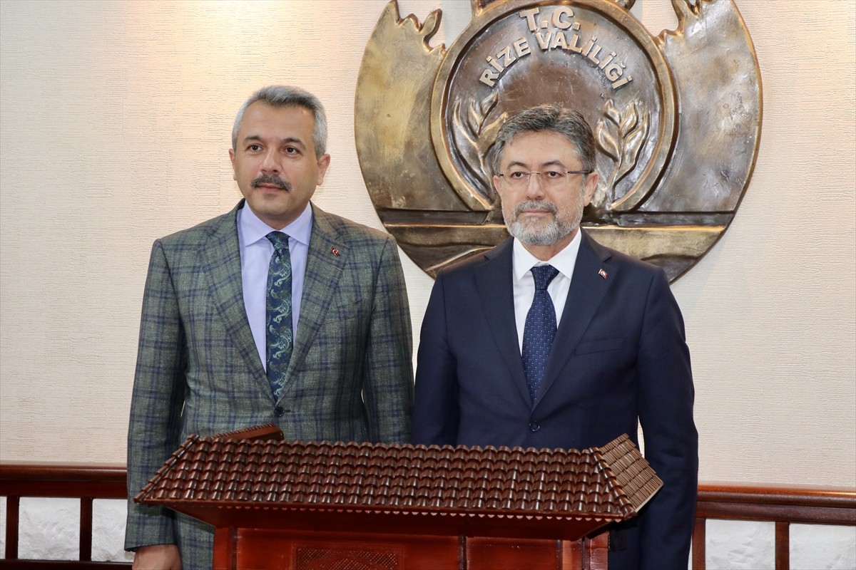 Tarım ve Orman Bakanı İbrahim Yumaklı (ortada), Rize Valiliği ve AK Parti İl Başkanlığı'nı ziyaret...