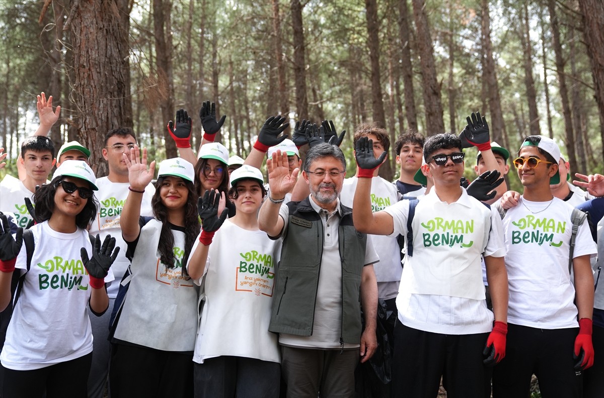 Tarım ve Orman Bakanı İbrahim Yumaklı (sağ 3), orman yangınlarının önlenmesi ve farkındalığın...