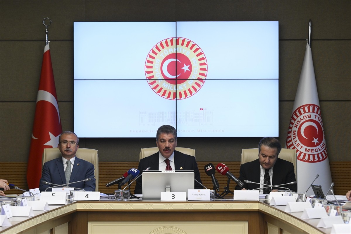 TBMM Adalet Komisyonunda, trafik cezalarının artırılmasına yönelik düzenlemeleri de içeren...