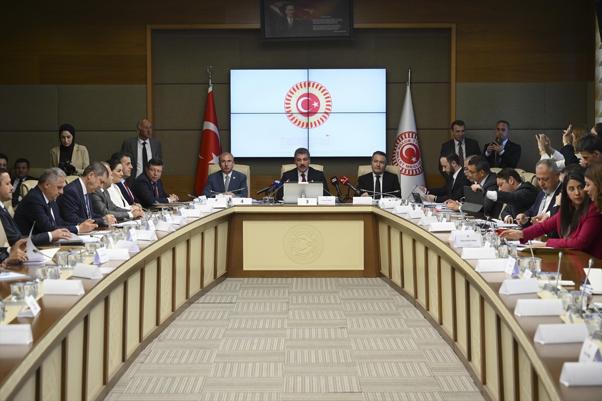 TBMM Adalet Komisyonunda, trafik cezalarının artırılmasına yönelik düzenlemeleri de içeren...