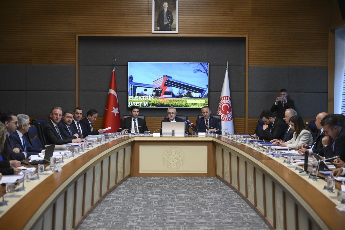 TBMM Kamu İktisadi Teşebbüsleri (KİT) Komisyonu, Mustafa Savaş başkanlığında toplandı. EÜAŞ'ın...