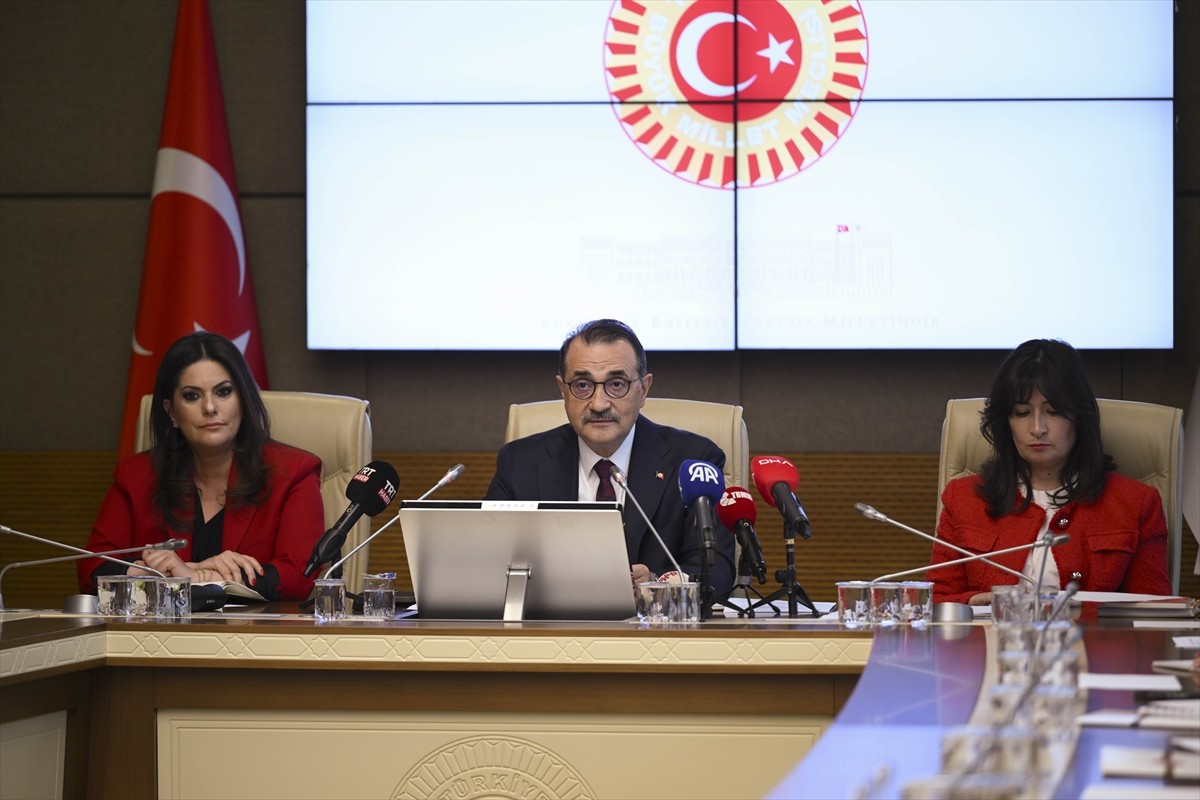 TBMM Yapay Zeka Araştırma Komisyonu, AK Parti Eskişehir Milletvekili Fatih Dönmez başkanlığında...