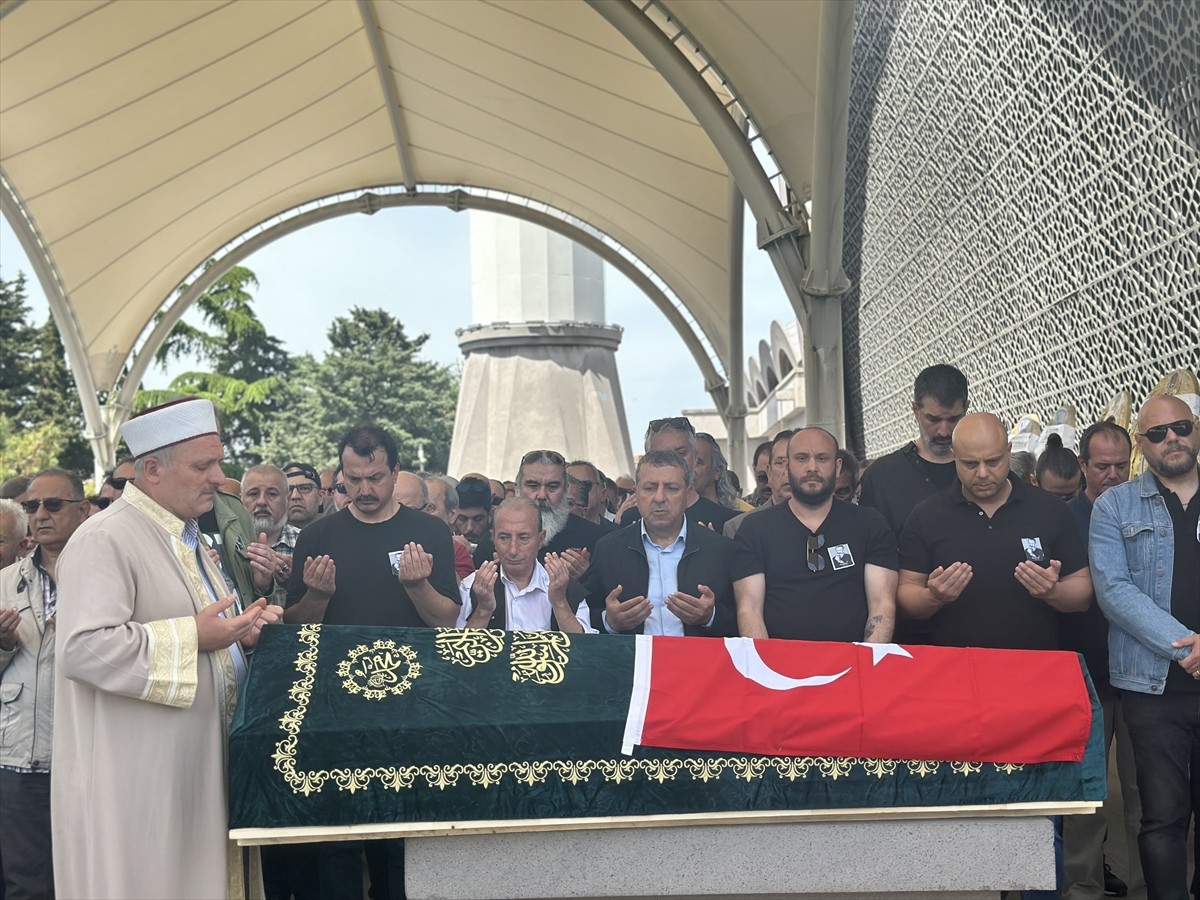 Tedavi gördüğü hastanede 68 yaşında hayatını kaybeden oyuncu Naşit Özcan için Şakirin Camisi'nde...