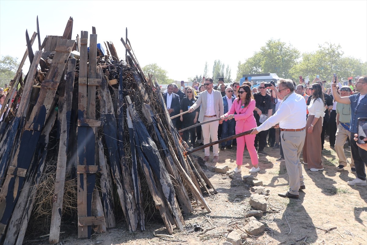 Tekirdağ'da Hıdırellez Şenliği düzenlendi. Tekirdağ Büyükşehir Belediyesi, Şarköy Belediyesi ile...