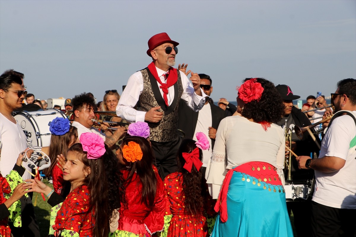 Tekirdağ'da "2. Süleymanpaşa Kakava Hıdrellez Şenliği" düzenlendi. Kortejin ardından amfi...