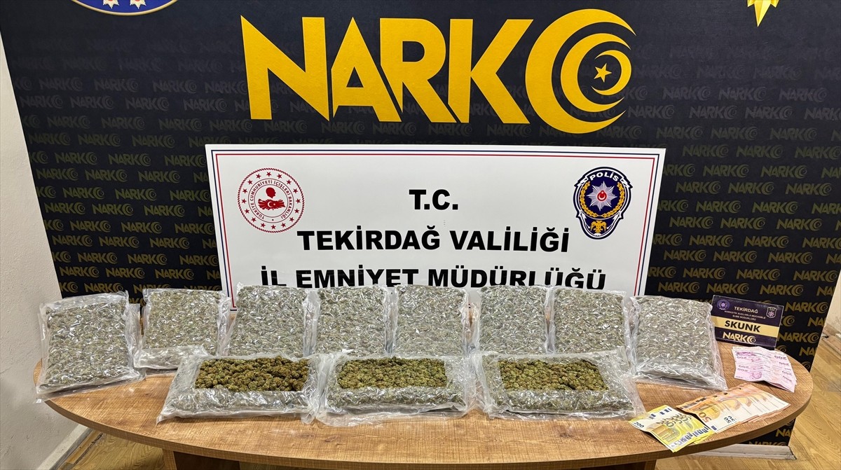 Tekirdağ'da uyuşturucu operasyonlarında gözaltına alınan 10 şüpheli tutuklandı. Şüphelilerin ev ve...