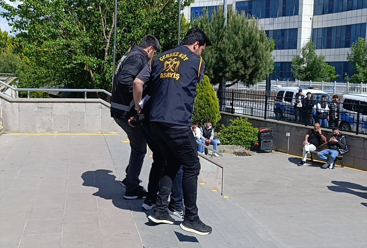 Tekirdağ'ın Çerkezköy ilçesinde çıkan bıçaklı kavgada gözaltına alınan 3 şüpheliden 1'i...