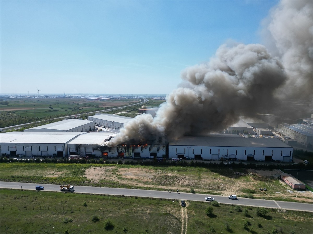 Tekirdağ'ın Çerkezköy ilçesinde kauçuk ve kalıp üretimi yapılan fabrikada çıkan yangına müdahalede...