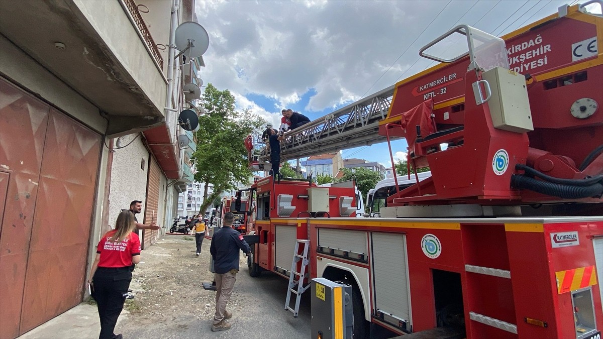 Tekirdağ'ın Çorlu ilçesinde apartman dairesinde çıkan yangın söndürüldü. Ekipler tarafından...