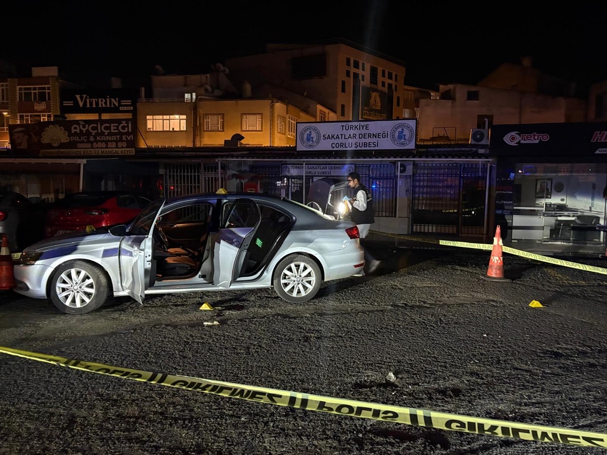 Tekirdağ'ın Çorlu ilçesinde otoparkta yere düşen 64 yaşındaki adam, bir otomobilin üzerinden...
