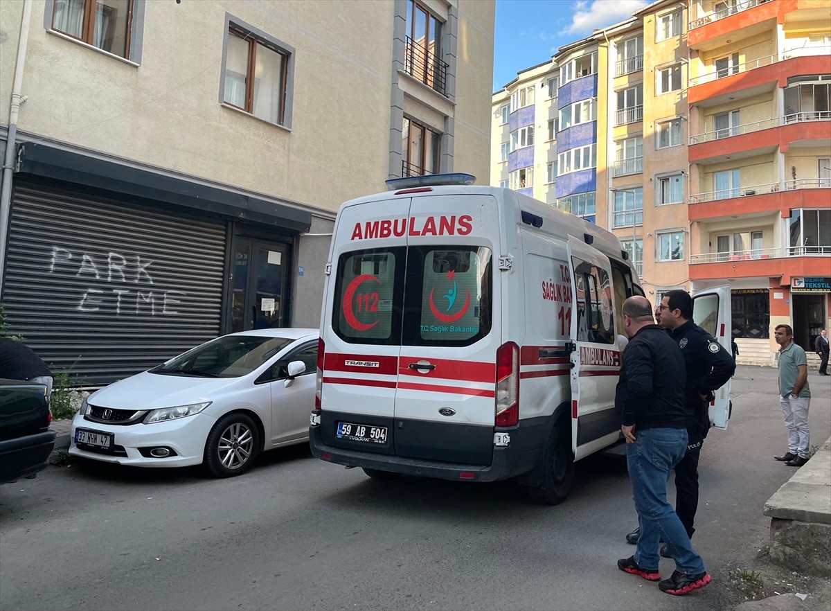 Tekirdağ'ın Çorlu ilçesinde oturduğu evin balkonundan düşen çocuk yaralandı. Çevredeki...