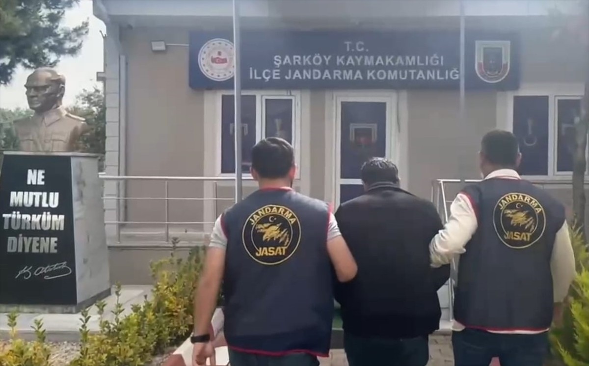 Tekirdağ'ın Şarköy ilçesinde, telefonda kendisini jandarma personeli olarak tanıtarak bir kişiyi...