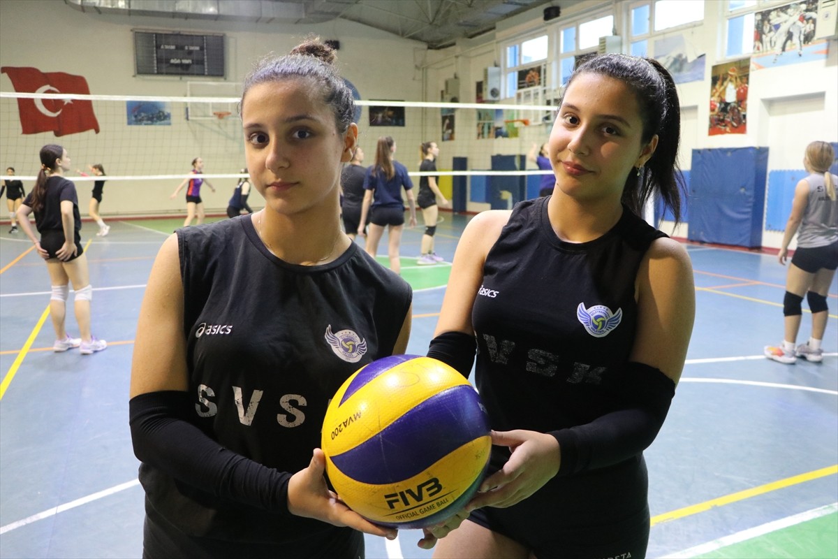 Tekirdağ’da aynı takımda forma giyen ikiz voleybolcular Ada (sağda) ve Naz Işık (solda), ileride...