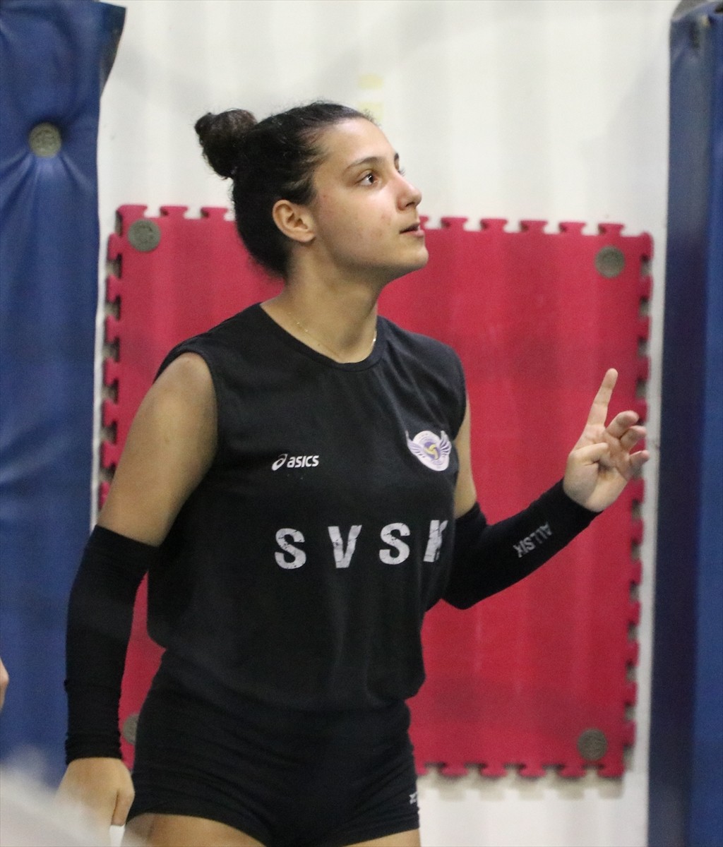 Tekirdağ’da aynı takımda forma giyen ikiz voleybolcular Ada (sağda) ve Naz Işık (solda), ileride...