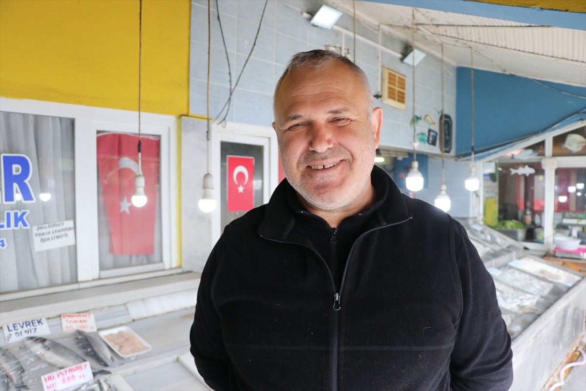 Tekirdağ’da küçük tekneleriyle Marmara Denizi’ne açılan balıkçılar, avlanmayı sürdürerek...