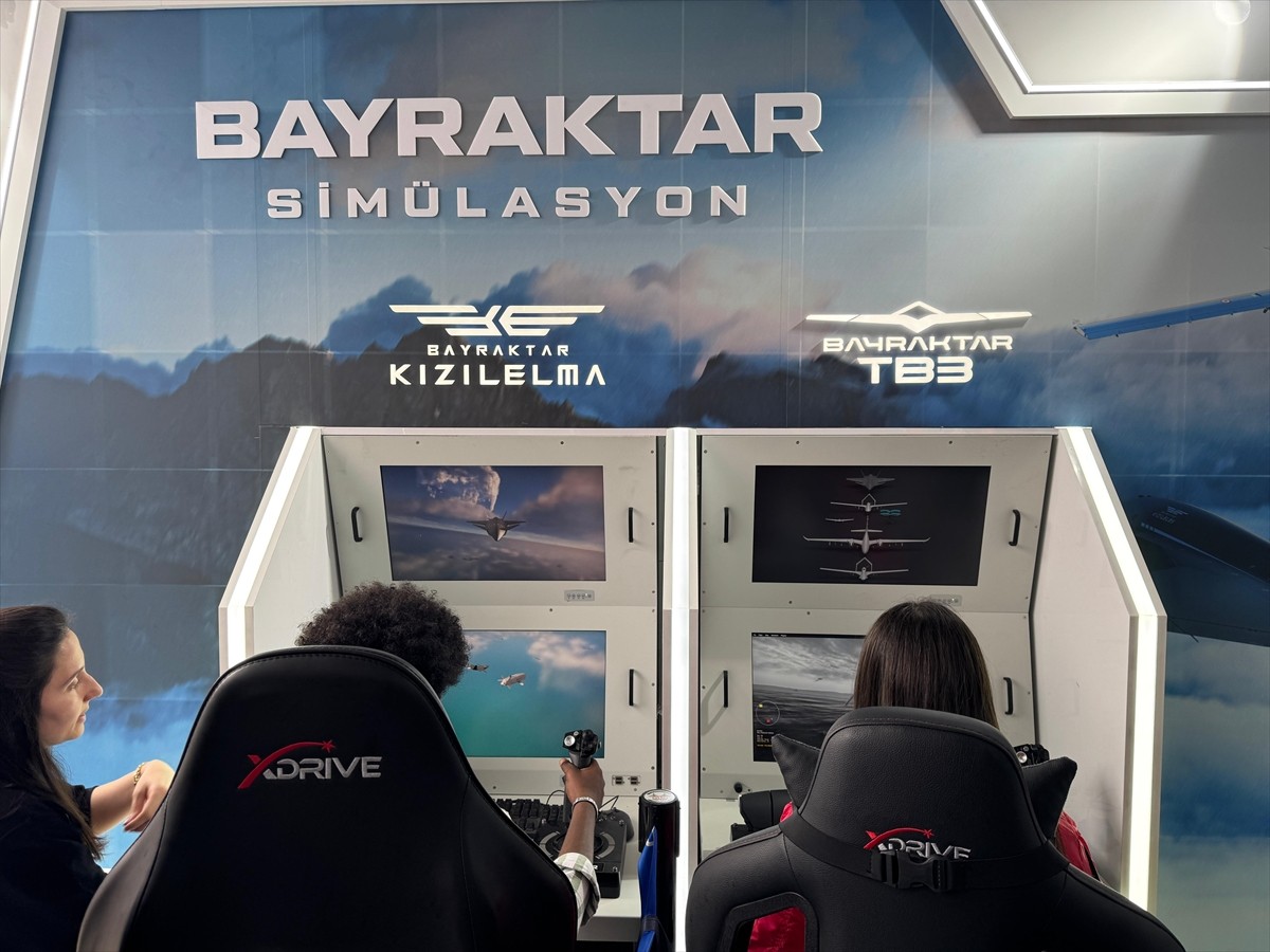 TEKNOFEST KKTC ziyaretçileri, Baykar standında yer alan simülasyonlarla Bayraktar TB3 ve Bayraktar...