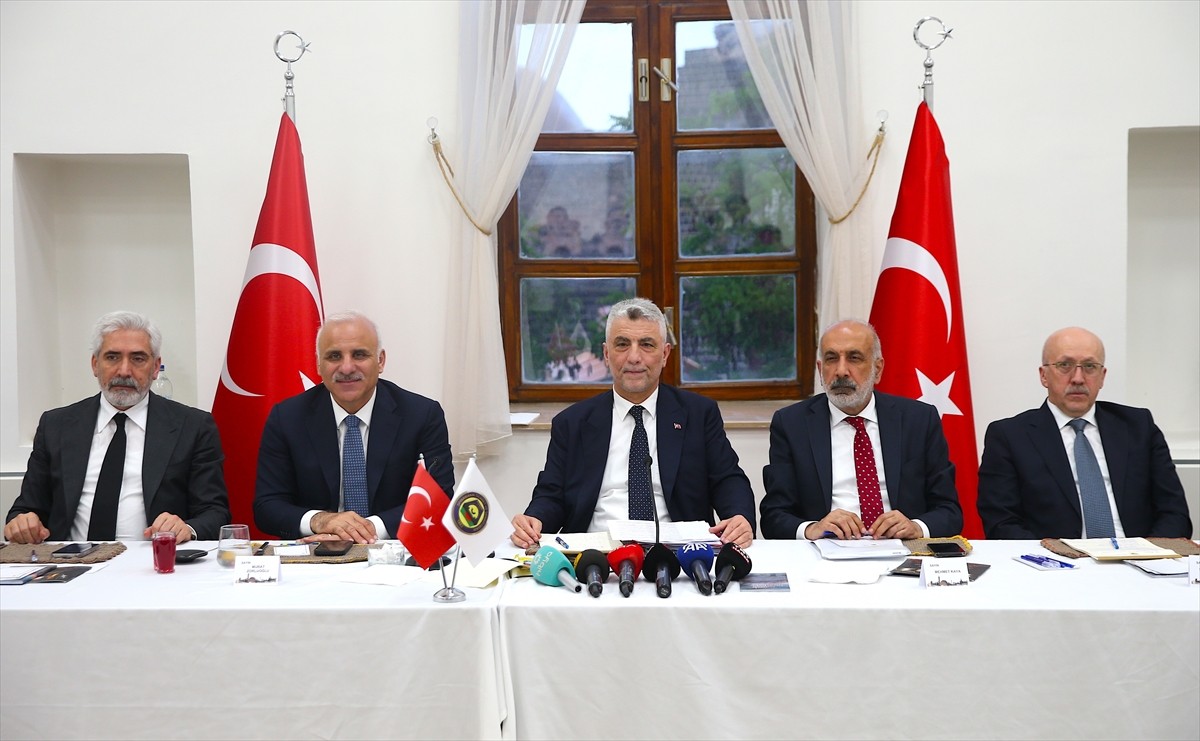 Ticaret Bakanı Ömer Bolat (ortada), Diyarbakır'daki temasları kapsamında beraberindeki bakan...