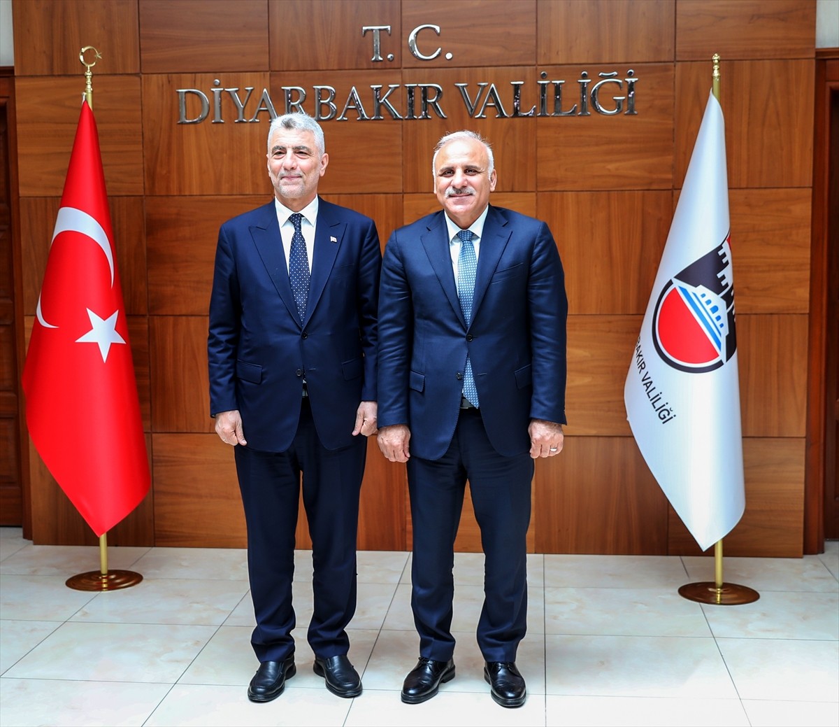 Ticaret Bakanı Ömer Bolat (solda), Diyarbakır'da ziyaretlerde bulundu. Bakan Bolat, kentteki...