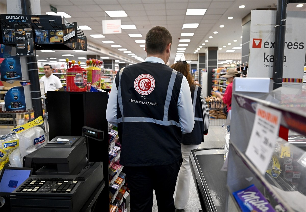 Ticaret Bakanlığı, Kurban Bayramı öncesinde marketlere yönelik fiyat denetimlerini sürdürüyor....