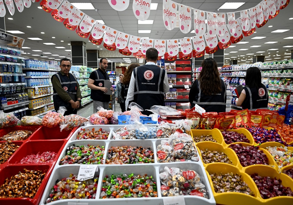 Ticaret Bakanlığı, Kurban Bayramı öncesinde marketlere yönelik fiyat denetimlerini sürdürüyor....