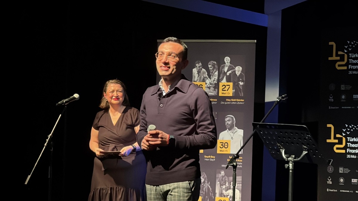 Tiyatro Frankfurt'un ev sahipliğinde düzenlenen "12. Frankfurt Türk Tiyatro Festivali", "Yenilmez"...