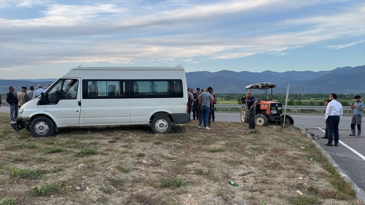 Tokat'ın Erbaa ilçesinde minibüs ile traktörün çarpışması sonucu 7 kişi yaralandı.