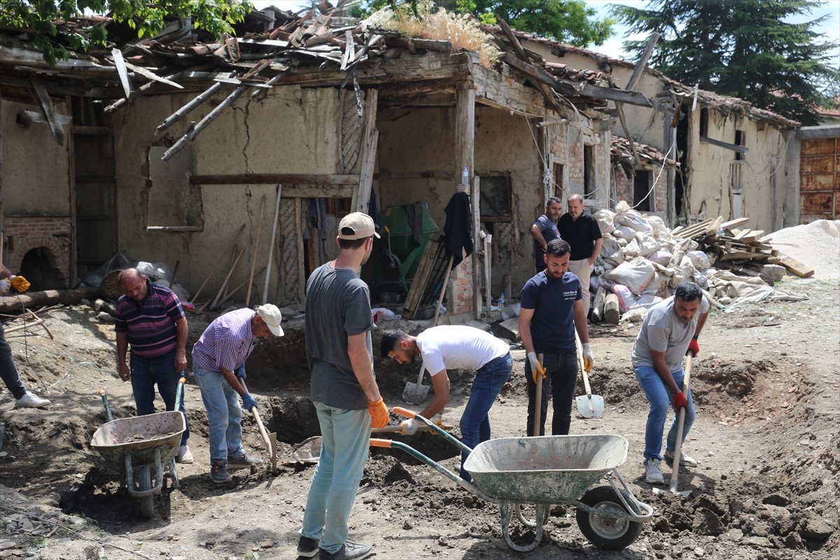 Tokat'ın Zile ilçesinde, mozaik bulunan alanda kazı çalışması başlatıldı.
