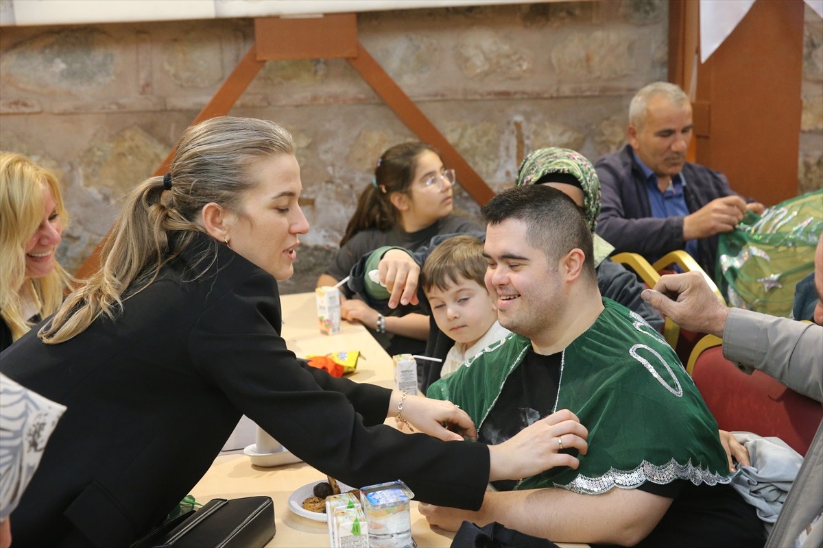 Tokat'ta 24 engelli bireye, temsili askerlik programı öncesinde kına yakıldı. Tokat Aile ve Sosyal...