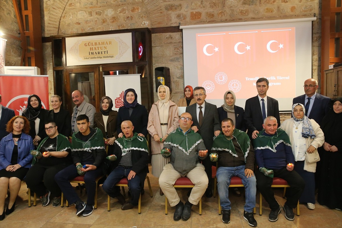 Tokat'ta 24 engelli bireye, temsili askerlik programı öncesinde kına yakıldı. Tokat Aile ve Sosyal...