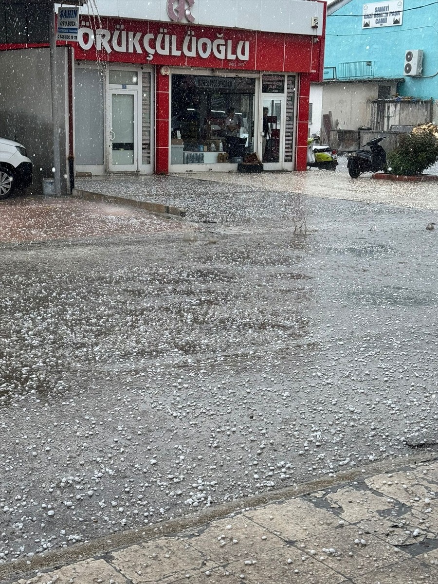 Tokat'ta dolu yağışı etkili oldu. Kentte öğleden sonra yaklaşık 10 dakika dolu yağdı. Yağış...