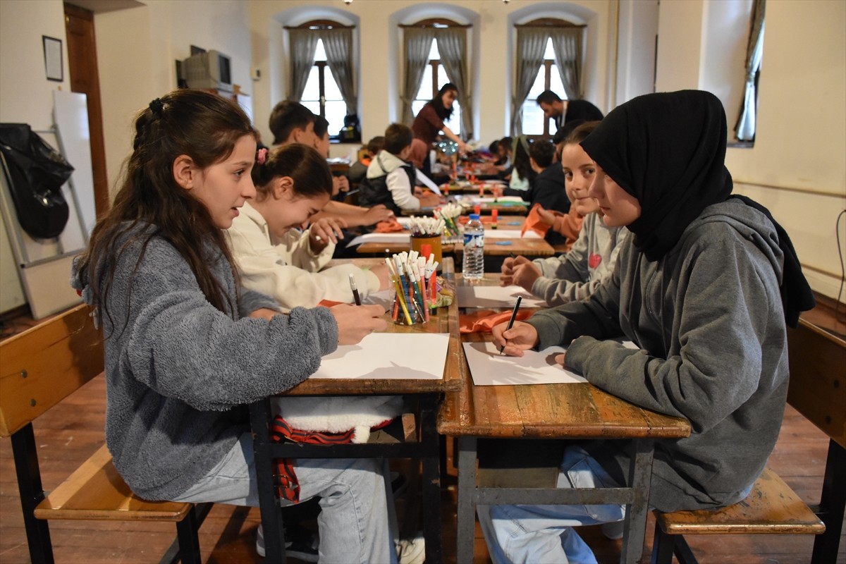 Trabzon'da bu yıl 25'incisi gerçekleştirilen Uluslararası Karadeniz Tiyatro Festivali, çeşitli...