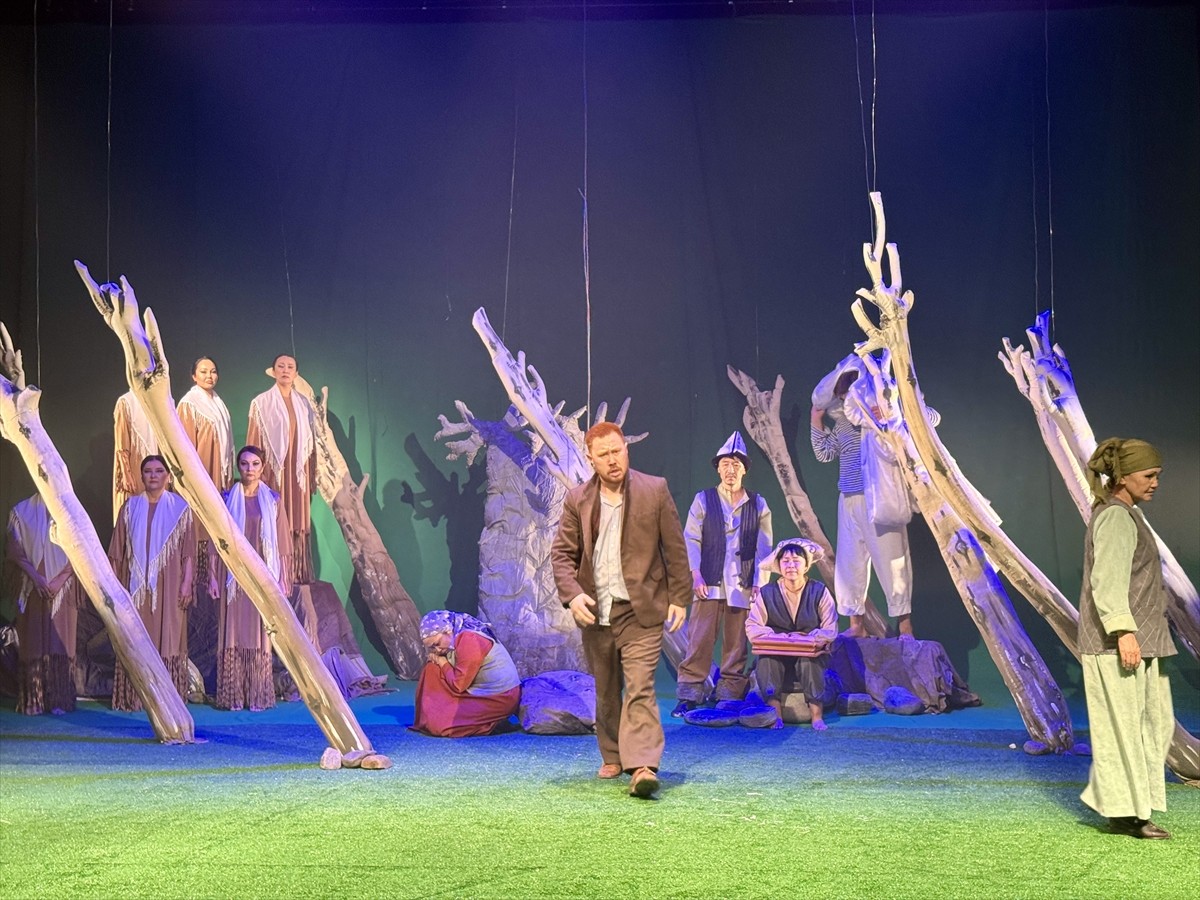 Trabzon'da düzenlenen "25. Uluslararası Karadeniz Tiyatro Festivali" kapsamında "Kontrabas" ve...