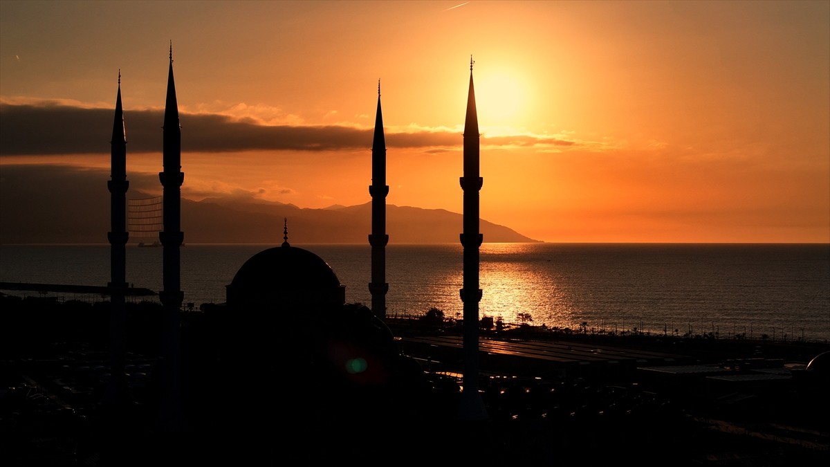 Trabzon'da gün batımıyla gökyüzünde oluşan kızıllık, Pazarkapı Mahallesi'ndeki Yeni Camisi'de...