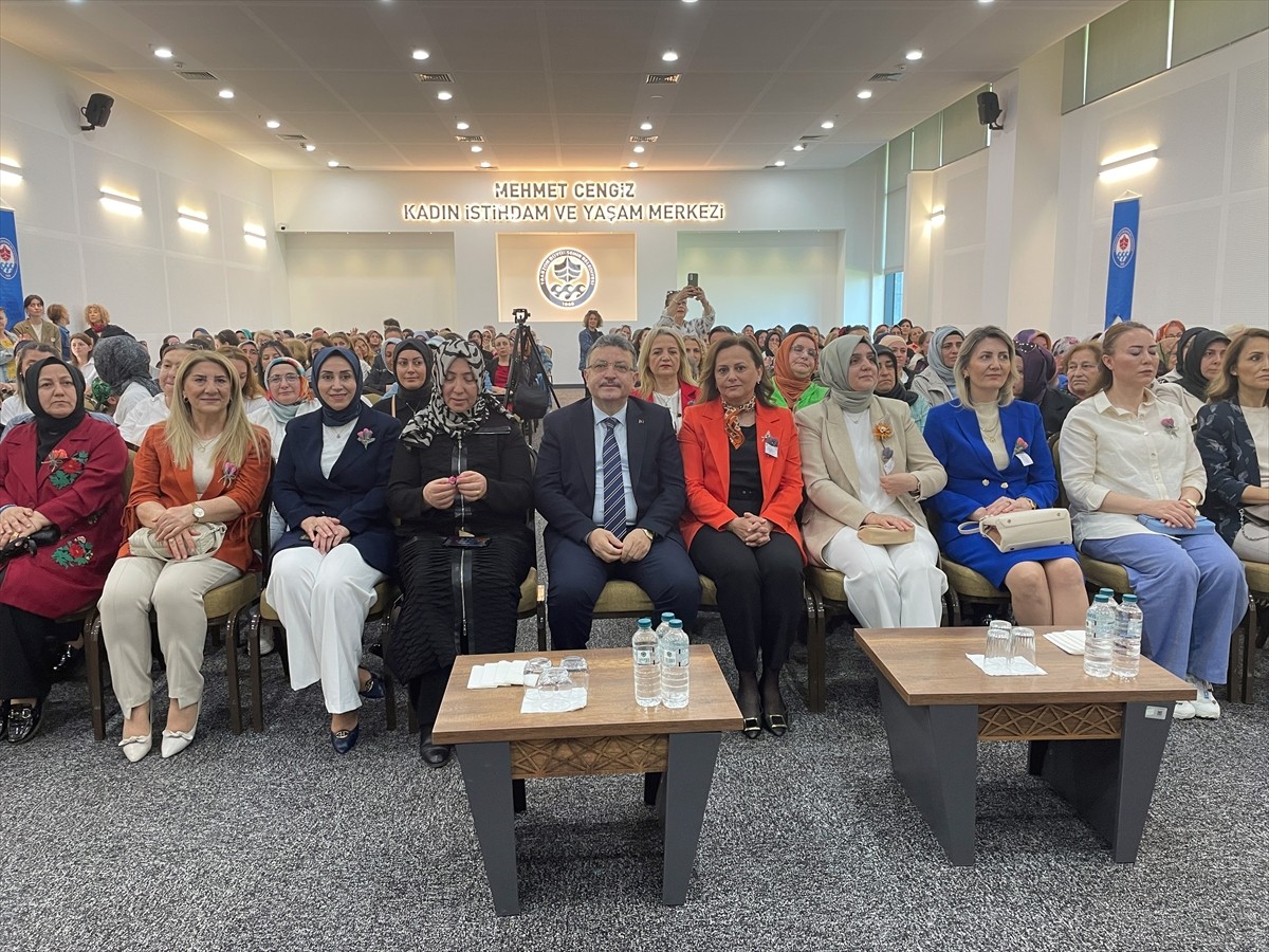 Trabzon'da özel gereksinimli bireylerin annelerinden oluşan koro, Anneler Günü etkinliğinde sahne...